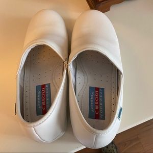 Cherokee white nursing shoes